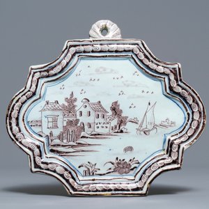 Une paire d'assiettes en faïence de Delft polychrome et une plaque en bleu et manganèse, 18ème — photo 4