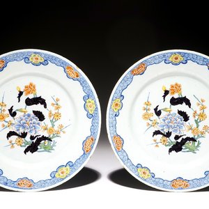 Une paire d'assiettes en faïence de Delft polychrome renforcé en noir à décor chinoiserie de style Yongzheng, 18ème — photo 1