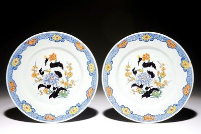 Une paire d'assiettes en faïence de Delft polychrome renforcé en noir à décor chinoiserie de style Yongzheng, 18ème