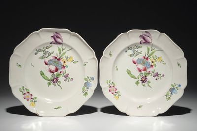 Une paire d'assiettes en faïence de l'Est, Joseph Hannong, Strasbourg, 18ème