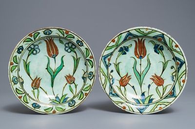 Une paire d'assiettes en faïence d'Iznik à décor de tulipes, Turquie, 17ème