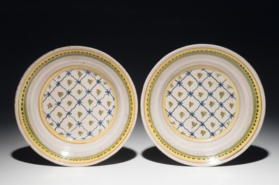 Une paire d'assiettes en faïence polychrome de Bruxelles, 1ère moitié du 19ème