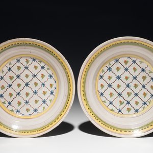 Une paire d'assiettes en faïence polychrome de Bruxelles, 1ère moitié du 19ème — photo 1