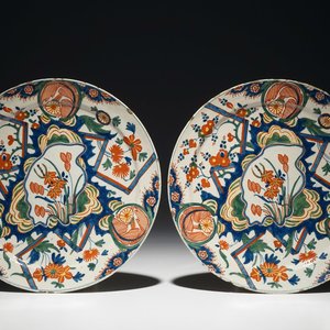 Une paire d'assiettes en faïence polychrome de Delft à décor "au tonnerre", 2ème moitié du 17ème — photo 1