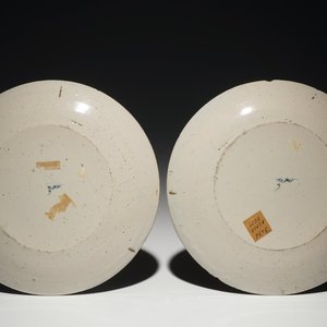 Une paire d'assiettes en faïence polychrome de Delft à décor "au tonnerre", 2ème moitié du 17ème — photo 2