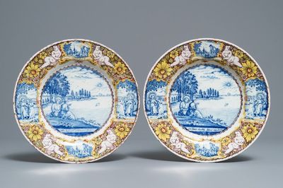 Une paire d'assiettes en faïence polychrome de Delft à décor religieux, 18ème