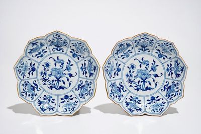 Une paire d'assiettes en forme de lotus en faïence de Delft bleu et blanc, 18ème