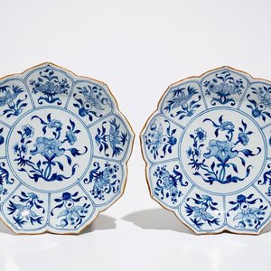 Une paire d'assiettes en forme de lotus en faïence de Delft bleu et blanc, 18ème — photo 1