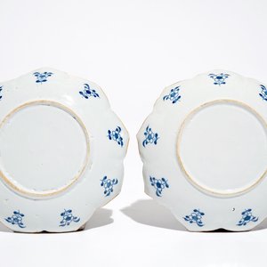Une paire d'assiettes en forme de lotus en faïence de Delft bleu et blanc, 18ème — photo 2