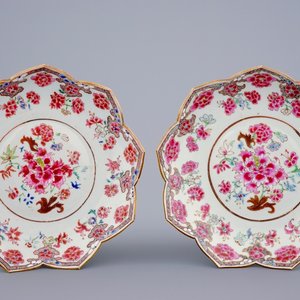 Une paire d'assiettes en forme de lotus en porcelaine de Chine famille rose, Qianlong, 18ème — photo 1