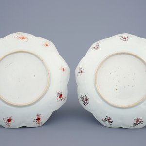 Une paire d'assiettes en forme de lotus en porcelaine de Chine famille rose, Qianlong, 18ème — photo 2