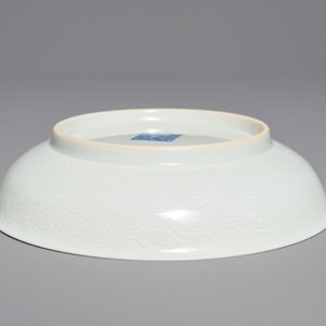 Une paire d'assiettes en porcelaine de Chine à décor anhua, marque de Qianlong, 19/20ème — photo 5