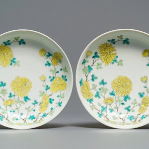 Une paire d'assiettes en porcelaine de Chine à décor de chrysanthèmes, marque de Guangxu, 19/20ème — photo 1