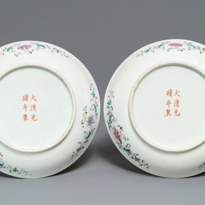 Une paire d'assiettes en porcelaine de Chine à décor de chrysanthèmes, marque de Guangxu, 19/20ème — photo 2