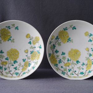Une paire d'assiettes en porcelaine de Chine à décor de chrysanthèmes, marque de Guangxu, 19/20ème — photo 3