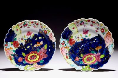 Une paire d'assiettes en porcelaine de Chine à décor feuille de tabac, Qianlong