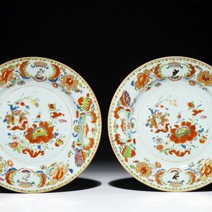 Une paire d'assiettes en porcelaine de Chine à décor "Pompadour", vers 1745 — photo 1