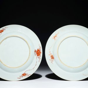 Une paire d'assiettes en porcelaine de Chine à décor "Pompadour", vers 1745 — photo 2