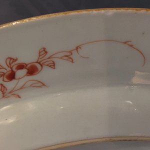 Une paire d'assiettes en porcelaine de Chine à décor "Pompadour", vers 1745 — photo 7