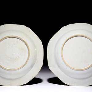 Une paire d'assiettes en porcelaine de Chine à décor "pseudo feuille de tabac", Qianlong — photo 2