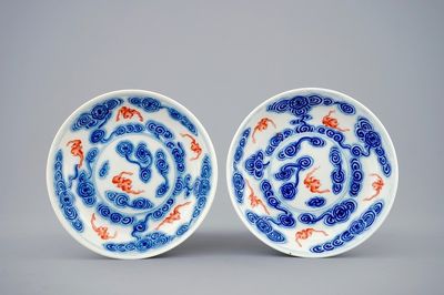 Une paire d'assiettes en porcelaine de Chine aux chauve-souris parmis nuages, marque et période de Guangxu
