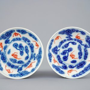 Une paire d'assiettes en porcelaine de Chine aux chauve-souris parmis nuages, marque et période de Guangxu — photo 1