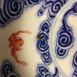 Une paire d'assiettes en porcelaine de Chine aux chauve-souris parmis nuages, marque et période de Guangxu — photo 3