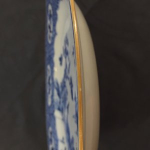 Une paire d'assiettes en porcelaine de Chine bleu et blanc aux animaux dans un jardin, Qianlong — photo 9