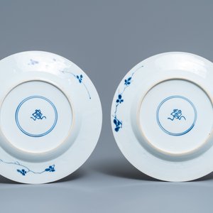 Une paire d'assiettes en porcelaine de Chine bleu et blanc aux armes de 'Potken', Kangxi — photo 2