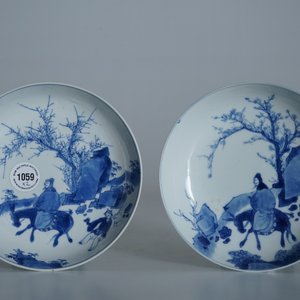 Une paire d'assiettes en porcelaine de Chine bleu et blanc aux décors d'un sage sur un âne, marque et époque de Kangxi — photo 3