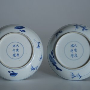 Une paire d'assiettes en porcelaine de Chine bleu et blanc aux décors d'un sage sur un âne, marque et époque de Kangxi — photo 4