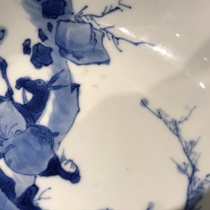 Une paire d'assiettes en porcelaine de Chine bleu et blanc aux décors d'un sage sur un âne, marque et époque de Kangxi — photo 5