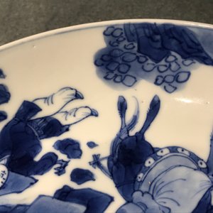 Une paire d'assiettes en porcelaine de Chine bleu et blanc aux décors d'un sage sur un âne, marque et époque de Kangxi — photo 6