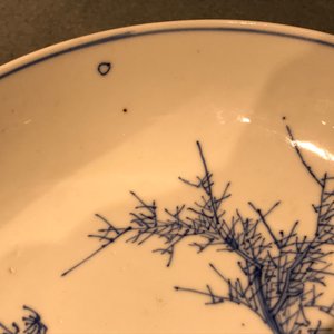 Une paire d'assiettes en porcelaine de Chine bleu et blanc aux décors d'un sage sur un âne, marque et époque de Kangxi — photo 7