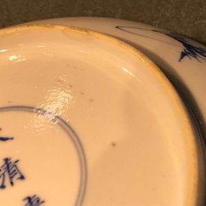 Une paire d'assiettes en porcelaine de Chine bleu et blanc aux décors d'un sage sur un âne, marque et époque de Kangxi — photo 10