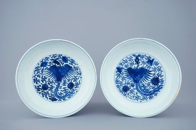 Une paire d'assiettes en porcelaine de Chine bleu et blanc aux phénix, Kangxi