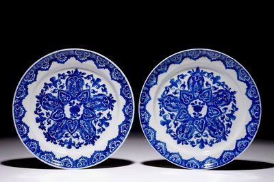 Une paire d'assiettes en porcelaine de Chine bleu et blanc d'après un modèle en Delft, Kangxi