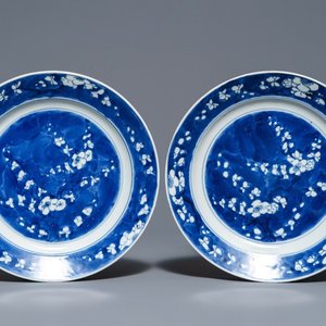 Une paire d’assiettes en porcelaine de Chine bleu et blanc, Kangxi — photo 1