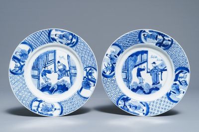 Une paire d'assiettes en porcelaine de Chine bleu et blanc, marque et époque de Kangxi