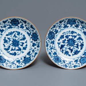 Une paire d'assiettes en porcelaine de Chine bleu et blanc, marque et époque de Qianlong — photo 1