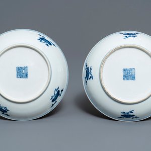 Une paire d'assiettes en porcelaine de Chine bleu et blanc, marque et époque de Qianlong — photo 2