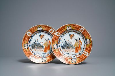 Une paire d'assiettes en porcelaine de Chine de style Imari à décor 'Dames au Parasol', Qianlong