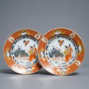 Une paire d'assiettes en porcelaine de Chine de style Imari à décor 'Dames au Parasol', Qianlong — photo 1
