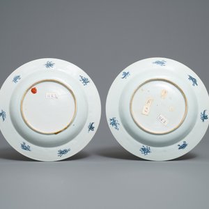 Une paire d'assiettes en porcelaine de Chine de style Imari à décor 'Dames au Parasol', Qianlong — photo 3