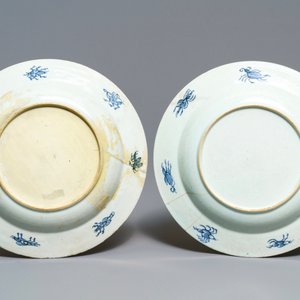 Une paire d'assiettes en porcelaine de Chine de style Imari à décor 'Dames au Parasol', Qianlong — photo 2