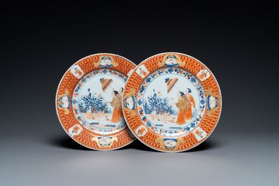 Une paire d'assiettes en porcelaine de Chine de style Imari à décor 'Dames au Parasol', Qianlong