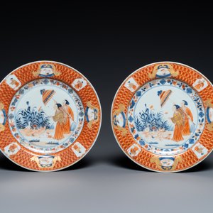 Une paire d'assiettes en porcelaine de Chine de style Imari à décor 'Dames au Parasol', Qianlong — photo 2