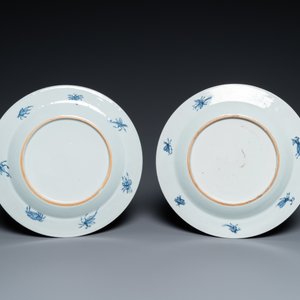 Une paire d'assiettes en porcelaine de Chine de style Imari à décor 'Dames au Parasol', Qianlong — photo 3