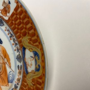 Une paire d'assiettes en porcelaine de Chine de style Imari à décor 'Dames au Parasol', Qianlong — photo 9