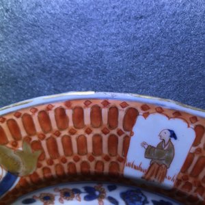 Une paire d'assiettes en porcelaine de Chine de style Imari à décor "Dames au Parasol", Qianlong, ca. 1736-1738 — photo 7